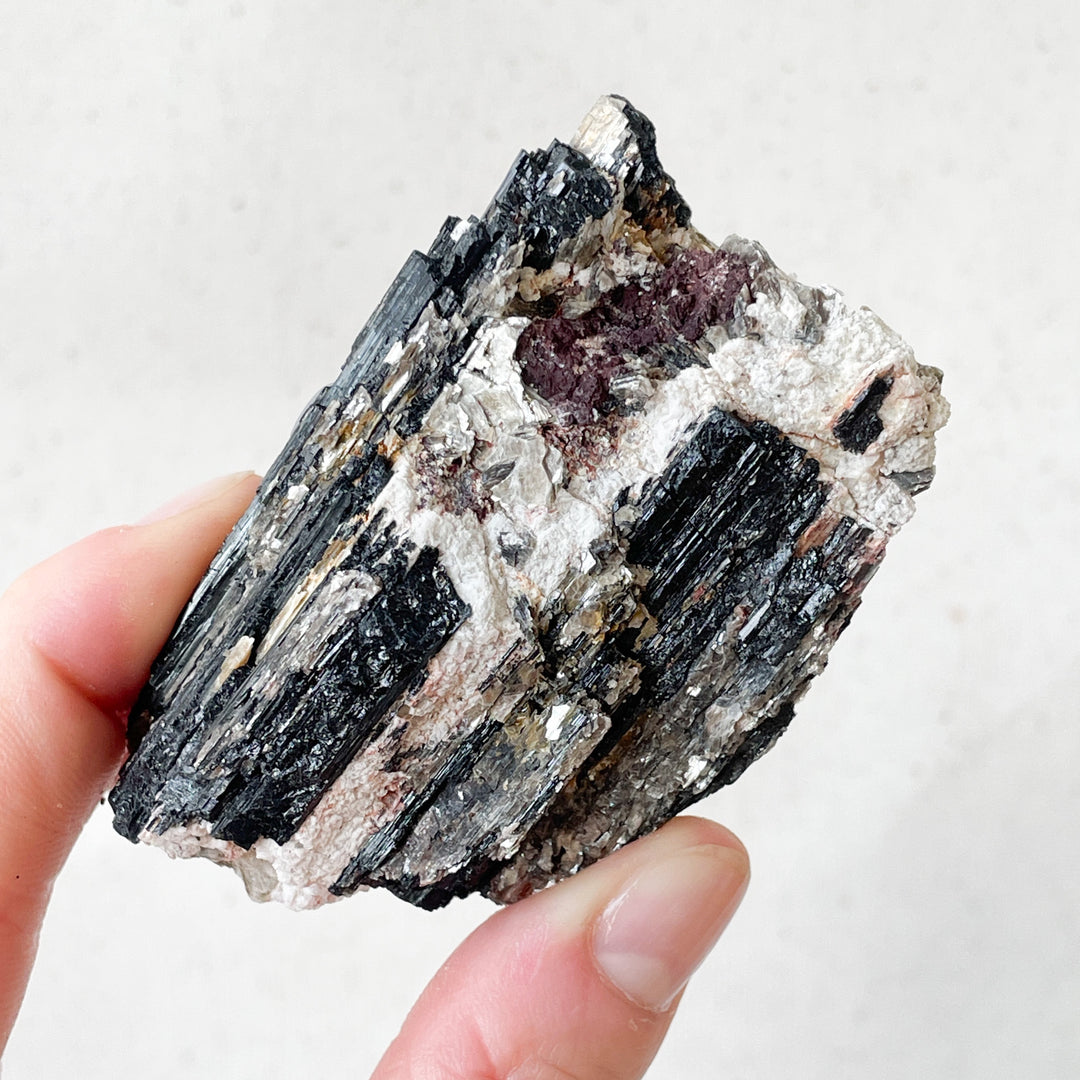 toermalijn zwarte cluster ruwe steen asbiet mica kwarts edelstenen mineralen negatieve energie